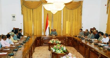 رئيس الجمهورية لدى لقائه  رئيس وأعضاء المجلس المحلي والوكلاء ورؤساء المكاتب التنفيذية ومسؤولي الأجهزة الأمنية بمحافظة لحج أمس